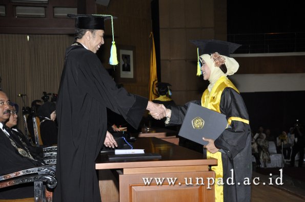 dok-humas-unpad_ilalang-foto_wisuda-gel-1-2010-2011_s1-farmasi_056