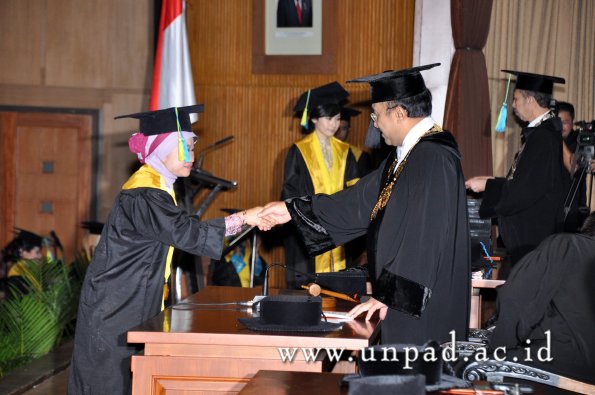 dok-humas-unpad_ilalang-foto_wisuda-gel-1-2010-2011_s1-farmasi_061