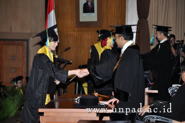 dok-humas-unpad_ilalang-foto_wisuda-gel-1-2010-2011_s1-farmasi_062