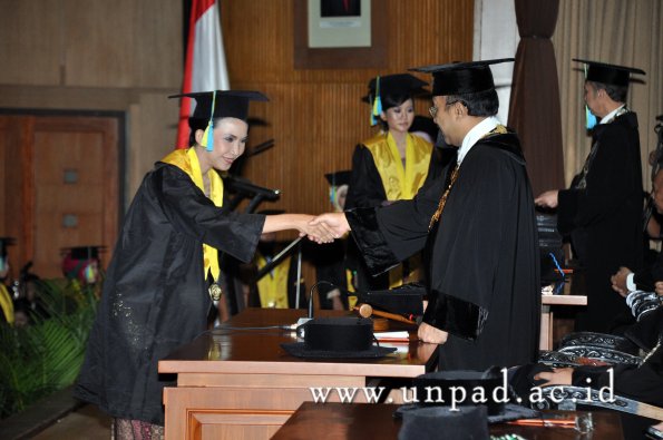 dok-humas-unpad_ilalang-foto_wisuda-gel-1-2010-2011_s1-farmasi_071