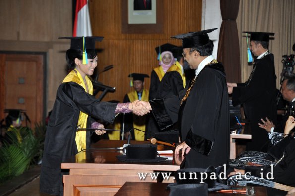 dok-humas-unpad_ilalang-foto_wisuda-gel-1-2010-2011_s1-farmasi_072