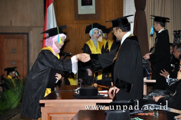 dok-humas-unpad_ilalang-foto_wisuda-gel-1-2010-2011_s1-farmasi_074