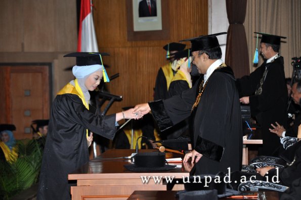 dok-humas-unpad_ilalang-foto_wisuda-gel-1-2010-2011_s1-farmasi_075