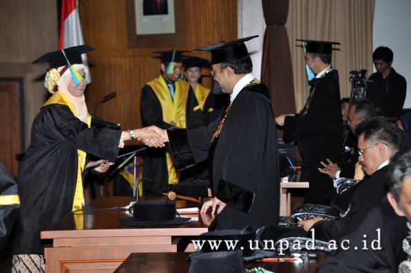 dok-humas-unpad_ilalang-foto_wisuda-gel-1-2010-2011_s1-farmasi_076