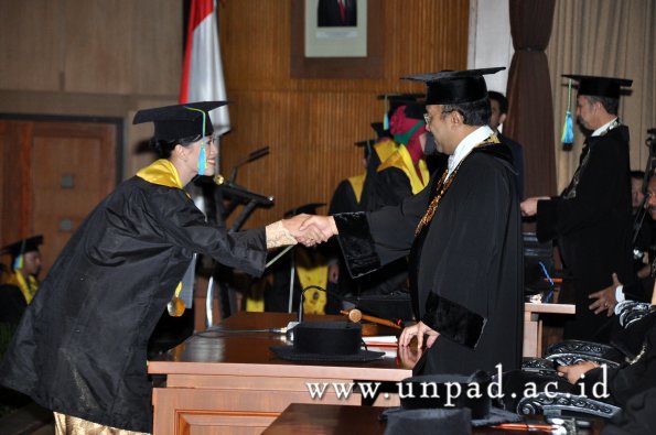 dok-humas-unpad_ilalang-foto_wisuda-gel-1-2010-2011_s1-farmasi_078