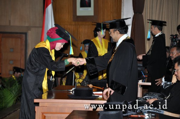 dok-humas-unpad_ilalang-foto_wisuda-gel-1-2010-2011_s1-farmasi_079