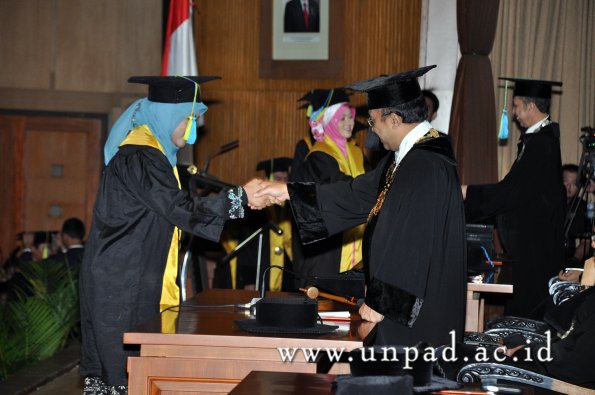 dok-humas-unpad_ilalang-foto_wisuda-gel-1-2010-2011_s1-farmasi_083