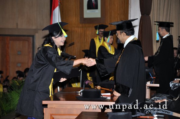 dok-humas-unpad_ilalang-foto_wisuda-gel-1-2010-2011_s1-farmasi_085