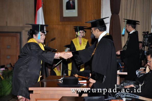 dok-humas-unpad_ilalang-foto_wisuda-gel-1-2010-2011_s1-farmasi_088