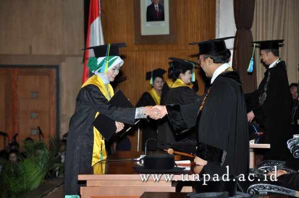 dok-humas-unpad_ilalang-foto_wisuda-gel-1-2010-2011_s1-farmasi_112