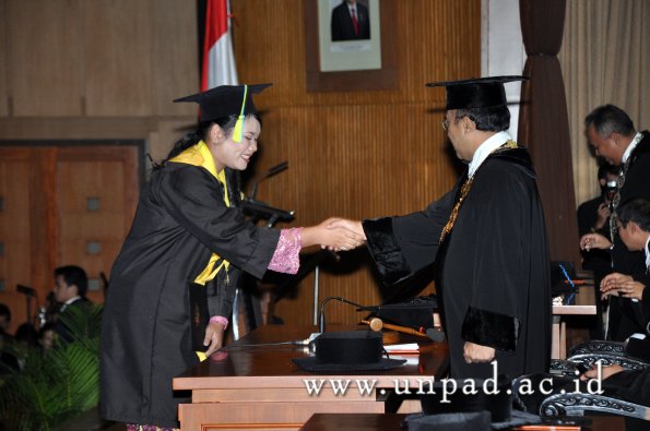 dok-humas-unpad_ilalang-foto_wisuda-gel-1-2010-2011_s1-farmasi_116