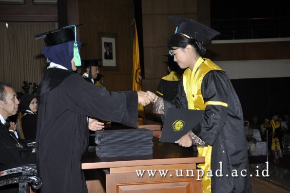 dok-humas-unpad_ilalang-foto_wisuda-gel-1-2010-2011_s1-fpik_016