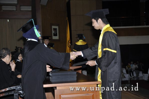 dok-humas-unpad_ilalang-foto_wisuda-gel-1-2010-2011_s1-fpik_023