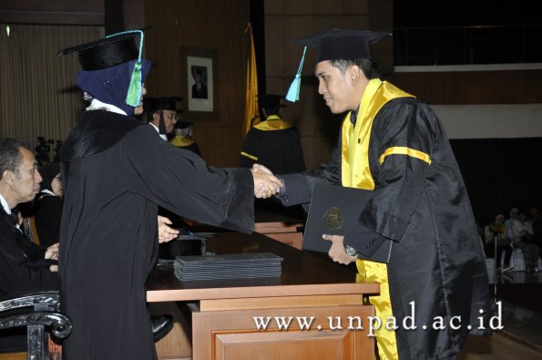 dok-humas-unpad_ilalang-foto_wisuda-gel-1-2010-2011_s1-fpik_034