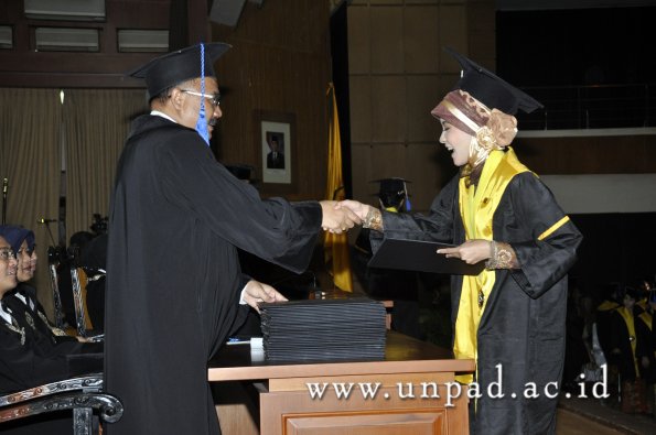 dok-humas-unpad_ilalang-foto_wisuda-gel-1-2010-2011_d3-fisip_023