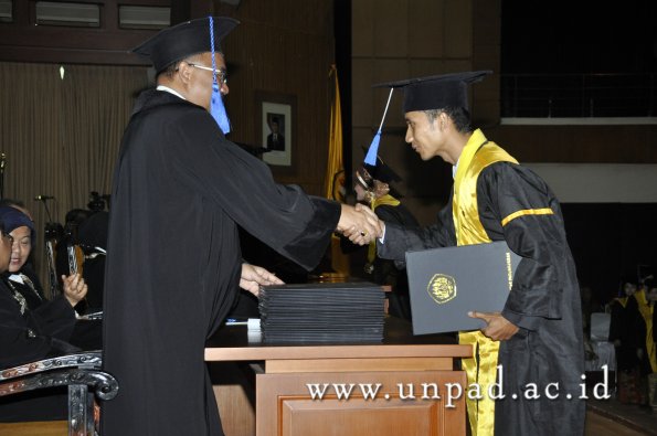 dok-humas-unpad_ilalang-foto_wisuda-gel-1-2010-2011_d3-fisip_024