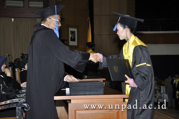 dok-humas-unpad_ilalang-foto_wisuda-gel-1-2010-2011_d3-fisip_031