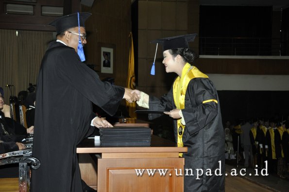 dok-humas-unpad_ilalang-foto_wisuda-gel-1-2010-2011_d3-fisip_032