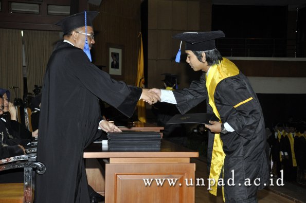 dok-humas-unpad_ilalang-foto_wisuda-gel-1-2010-2011_d3-fisip_033