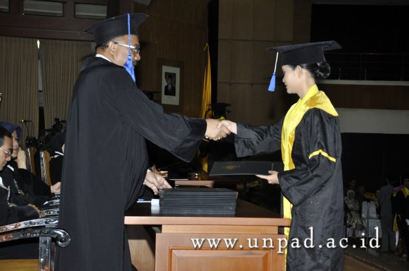 dok-humas-unpad_ilalang-foto_wisuda-gel-1-2010-2011_d3-fisip_034