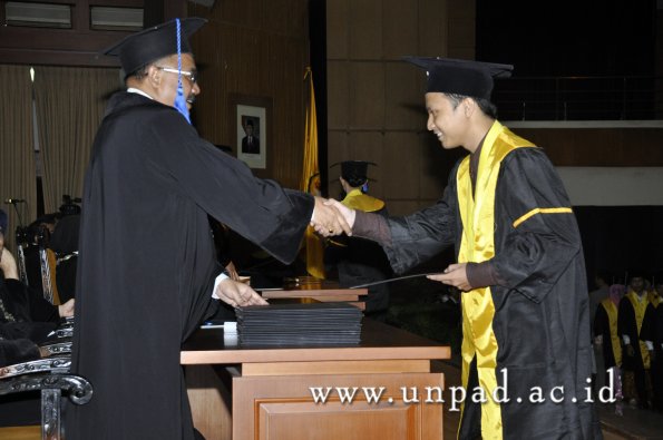 dok-humas-unpad_ilalang-foto_wisuda-gel-1-2010-2011_d3-fisip_035