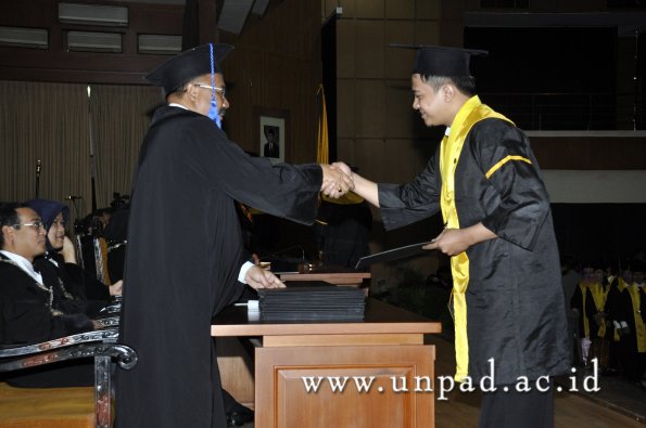 dok-humas-unpad_ilalang-foto_wisuda-gel-1-2010-2011_d3-fisip_036