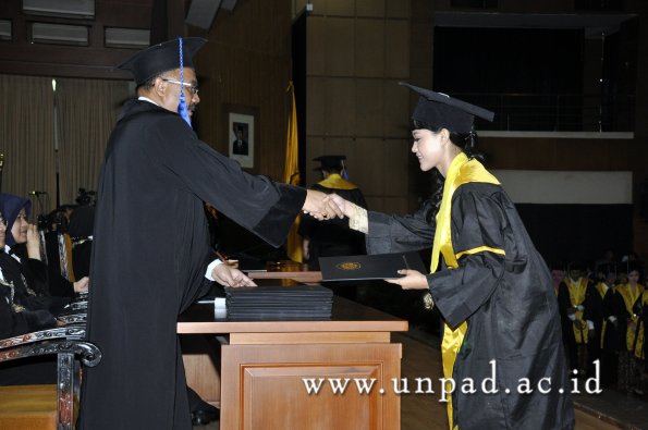 dok-humas-unpad_ilalang-foto_wisuda-gel-1-2010-2011_d3-fisip_037