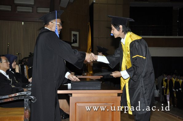 dok-humas-unpad_ilalang-foto_wisuda-gel-1-2010-2011_d3-fisip_038