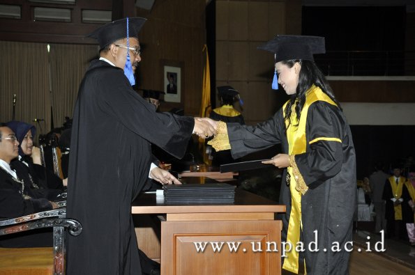 dok-humas-unpad_ilalang-foto_wisuda-gel-1-2010-2011_d3-fisip_039