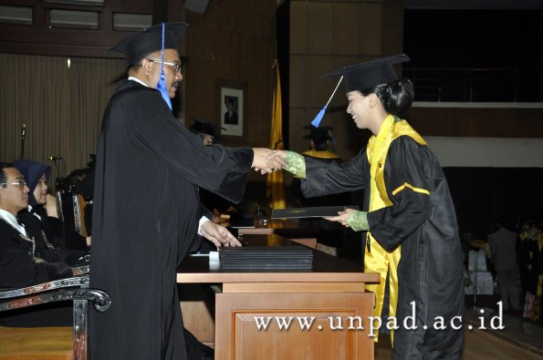 dok-humas-unpad_ilalang-foto_wisuda-gel-1-2010-2011_d3-fisip_041