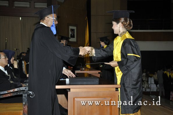 dok-humas-unpad_ilalang-foto_wisuda-gel-1-2010-2011_d3-fisip_042