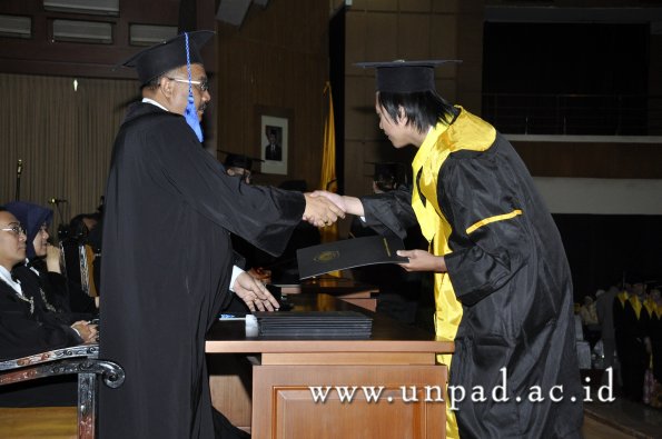 dok-humas-unpad_ilalang-foto_wisuda-gel-1-2010-2011_d3-fisip_043