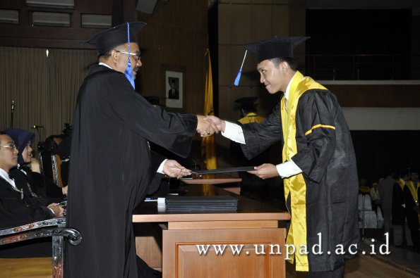 dok-humas-unpad_ilalang-foto_wisuda-gel-1-2010-2011_d3-fisip_044