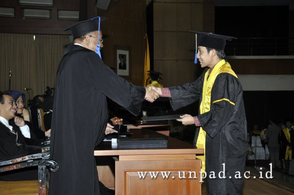 dok-humas-unpad_ilalang-foto_wisuda-gel-1-2010-2011_d3-fisip_045