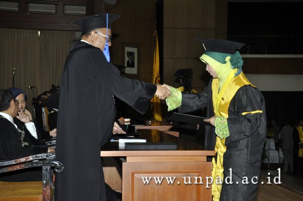 dok-humas-unpad_ilalang-foto_wisuda-gel-1-2010-2011_d3-fisip_049