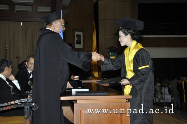 dok-humas-unpad_ilalang-foto_wisuda-gel-1-2010-2011_d3-fisip_050