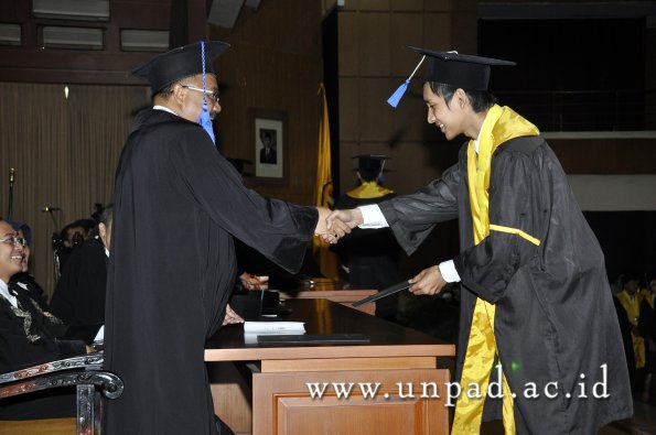 dok-humas-unpad_ilalang-foto_wisuda-gel-1-2010-2011_d3-fisip_053