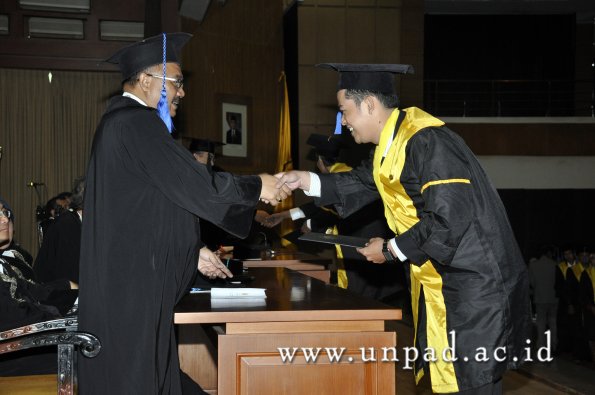 dok-humas-unpad_ilalang-foto_wisuda-gel-1-2010-2011_d3-fisip_054