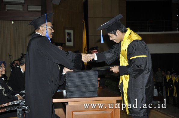 dok-humas-unpad_ilalang-foto_wisuda-gel-1-2010-2011_d3-fisip_057