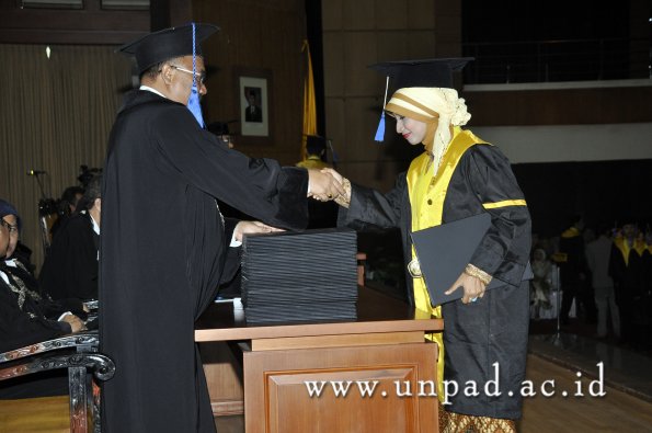 dok-humas-unpad_ilalang-foto_wisuda-gel-1-2010-2011_d3-fisip_060