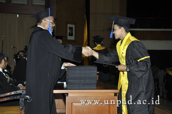 dok-humas-unpad_ilalang-foto_wisuda-gel-1-2010-2011_d3-fisip_062