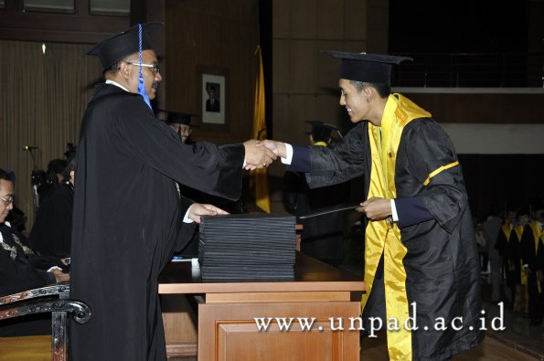 dok-humas-unpad_ilalang-foto_wisuda-gel-1-2010-2011_d3-fisip_068