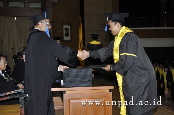 dok-humas-unpad_ilalang-foto_wisuda-gel-1-2010-2011_d3-fisip_071