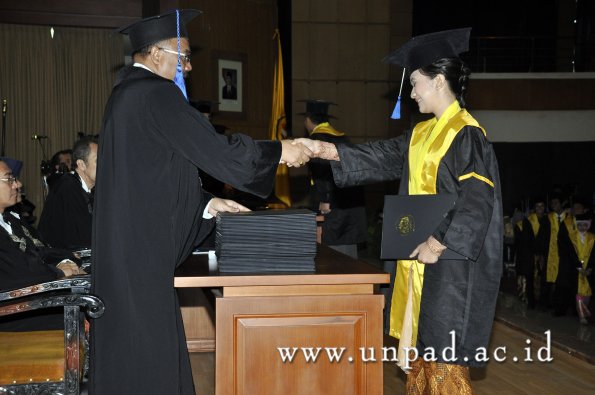 dok-humas-unpad_ilalang-foto_wisuda-gel-1-2010-2011_d3-fisip_073