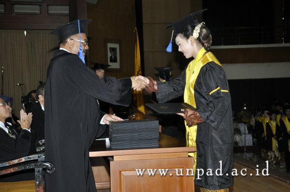 dok-humas-unpad_ilalang-foto_wisuda-gel-1-2010-2011_d3-fisip_077