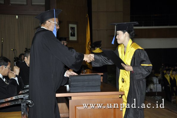 dok-humas-unpad_ilalang-foto_wisuda-gel-1-2010-2011_d3-fisip_079