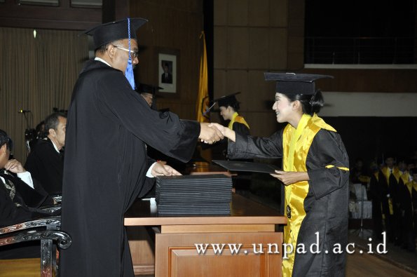 dok-humas-unpad_ilalang-foto_wisuda-gel-1-2010-2011_d3-fisip_080