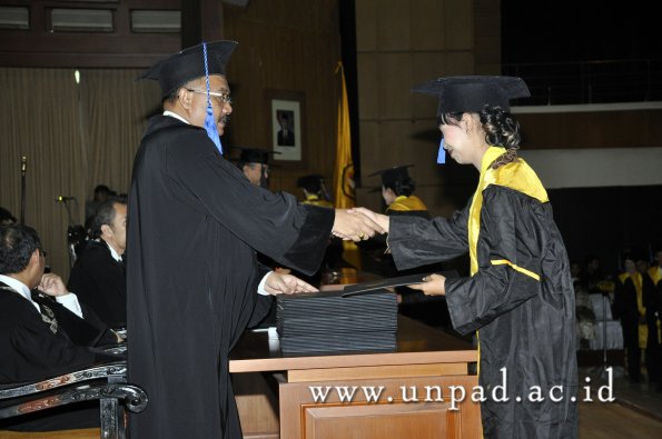 dok-humas-unpad_ilalang-foto_wisuda-gel-1-2010-2011_d3-fisip_081