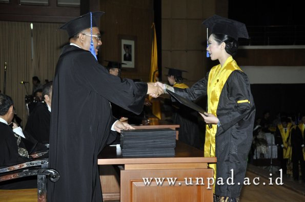 dok-humas-unpad_ilalang-foto_wisuda-gel-1-2010-2011_d3-fisip_082