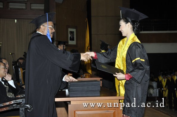 dok-humas-unpad_ilalang-foto_wisuda-gel-1-2010-2011_d3-fisip_083